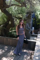 Pollera larga de viscosa con estampado de lunares blancos sobre fondo negro.