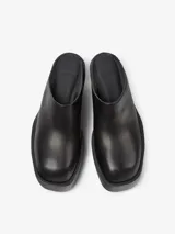 Zueco negro de piel vacuna con plataforma y tacón de 6,8 cm. Cuenta con plantilla reciclada OrthoLite y suela de EVA para mayor ligereza y confort.