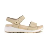 Sandalias bajas color beige con doble tira con velcro y suela blanca.