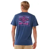 Remera azul de manga corta con logo de Rip Curl estampado en el pecho. Corte clásico.