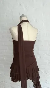 Vestido corto marrón con escote halter y falda con volados.