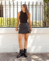 Botas de caña media confeccionadas en cuero negro, con diseño de efecto arrugado en la caña y suela track de goma. Incluyen una tira decorativa con hebilla metálica ajustable en la parte superior.