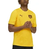 Camiseta deportiva Puma Cap Training amarilla con estampado geométrico en relieve, logo de Puma bordado en marrón y escudo bordado en el pecho.