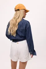 Short a rayas verticales color verde agua y blanco, con cintura elastizada y cordón ajustable.