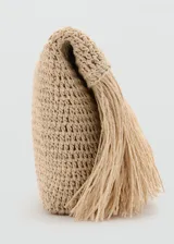Bolso de mano tipo clutch color beige, tejido en fibra natural con flecos.