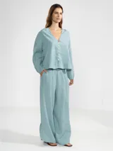 Pantalón celeste de lino italiano, de pierna ancha, con cintura elástica ajustable con cordón y bolsillos laterales.