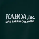 Canguro negro con capucha, cordones ajustables, bolsillo tipo canguro y puños y cintura acanalados. Estampado frontal con el logo de la marca en blanco.