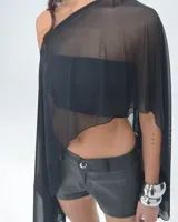 Short negro de cuero sintético, tiro bajo y corte ajustado.