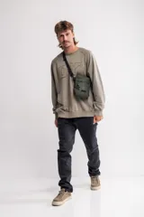 Buzo oversize con cuello a la base, color verde militar, con estampado frontal.