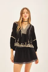 Blusa negra de viscosa crepe con escote en V, mangas largas con terminaciones elásticas y bordado de hilo color crema.
