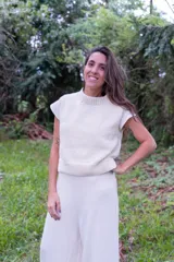 Chaleco de punto color crema con cuello redondo y sisas amplias.