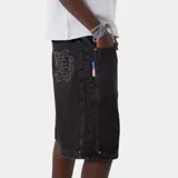 Short de jean negro con estampado del logo de la marca en la pierna izquierda.