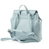 Mochila celeste de símil cuero acolchado, con acceso mediante solapa con botones imantados. Tiene un compartimento principal con dos bolsillos abiertos y uno con cierre. Cuenta con correa regulable y herrajes plateados.