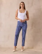 Pantalón largo de gabardina elastizada con estampado abstracto en azul y blanco. Marca Zac & Rachel, con pretina ancha elastizada.