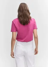 Camiseta blanca de algodón con cuello en pico y manga corta.