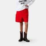 Short deportivo rojo con cintura elástica, bolsillos laterales con cierre y ribetes blancos.