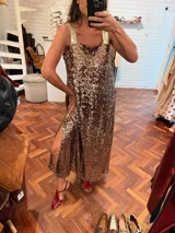 Vestido largo de lentejuelas en tonos ocre y marrón, con escote recto y breteles anchos de cuero bordados a mano.