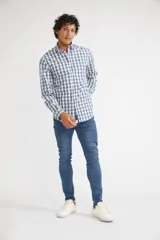 Camisa de hombre a cuadros azules y blancos, de corte slim fit, con mangas largas, cartera abotonada y logo bordado. Confeccionada en algodón.