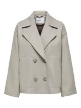 Chaqueta corta color beige con cuello con solapas, cierre de botones y bolsillos laterales.