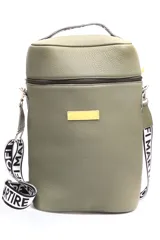 Bolso matero color verde oliva, con cierre superior y correa de hombro con estampado de la marca.