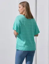 Blusa color verde agua de algodón texturado, marca Ruby Rd. De manga corta con terminación amplia y cuello redondo.