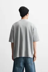 Camiseta azul con efecto lavado, corte holgado, cuello redondo y mangas cortas.