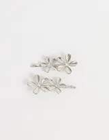 Set de dos horquillas plateadas con apliques de flores y detalle de strass.