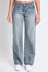 Pantalón de jean celeste de corte recto y tiro alto.
