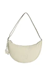 Bandolera tipo morral color beige con correa de hombro regulable y cierre superior.