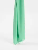 Pashmina color verde agua, de textura lisa, confeccionada en mezcla de algodón y rayón.