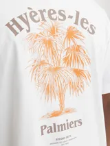 Remera blanca de algodón con cuello redondo y corte holgado. Estampado en la espalda con palmeras y texto "Hyères-les-Palmiers".