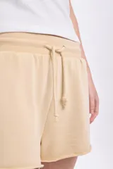 Short deportivo color amarillo, con cintura elástica y cordón ajustable. Diseño holgado con terminaciones desflecadas.