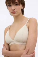 Bralette color beige con breteles finos y copas triangulares sin aro.