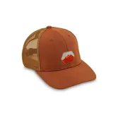 Gorro trucker color ladrillo con red marrón, visera curva y parche frontal con diseño de montañas.
