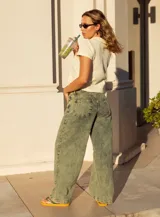 Pantalón de jean celeste con efecto lavado, corte recto y tiro alto.