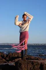 Sweater tejido de lana merino color crudo con bordado multicolor con la palabra "FARRA" en el frente.