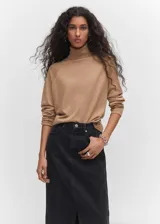 Sweater color marrón claro de tejido de punto fino con cuello alto, manga larga y terminaciones de canalé.