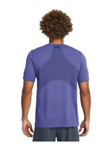 Remera deportiva Under Armour Vanish Seamless de hombre, color negro con logo plateado en el pecho. Confeccionada en tejido transpirable de secado rápido y sin costuras para evitar el roce.