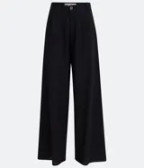 Pantalón wide leg negro de lino y viscosa, con cierre de botón y cremallera, trabillas y pliegues delanteros.