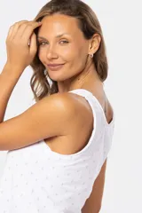Musculosa azul con estampado de formas geométricas en blanco, escote redondo y botones decorativos en el frente.