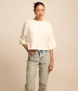 Pantalón recto de jeans con efecto sobretinto, trabillas en la cintura, cierre con botón y cremallera, bolsillos delanteros y traseros.