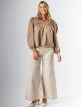 Pantalón palazzo de tiro alto, color beige con estampado de cachemir en blanco.