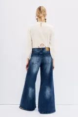 Pantalón de jean azul de tiro alto, corte palazzo y pierna ancha.