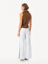 Pantalón de cuero rojo de corte ancho con cintura elástica.