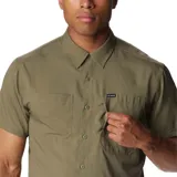 Camisa manga corta color verde oliva, con cuello clásico, cierre frontal con botones, dos bolsillos frontales con cierre de botón y ventilación en la espalda. Marca Columbia.