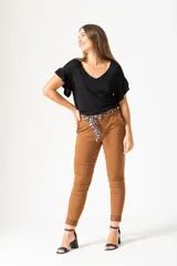 Remera negra de viscosa con escote en V y mangas cortas con volados.