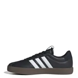 Championes Adidas VL Court 3.0 de cuero sintético negro con las tres tiras laterales blancas y suela marrón.
