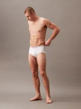 Pack de tres slips blancos de algodón, con cintura elástica con logo de Calvin Klein.