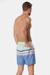 Short de baño celeste con rayas horizontales en tonos azul, amarillo y lila.