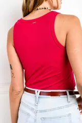Musculosa de calce al cuerpo, confeccionada en viscosa Ecovero, suave y liviana, ideal para un look fresco y versátil.
